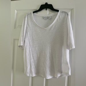 Women’s white linen Short sleeve tshirt Nicole Miller.  Great condition.